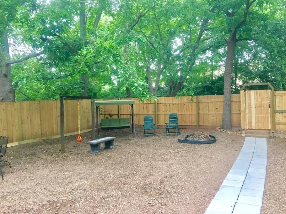 Family Friendly Downtown Home - Private Yard & Grill - Location, Location, Location! Athens Esterno foto